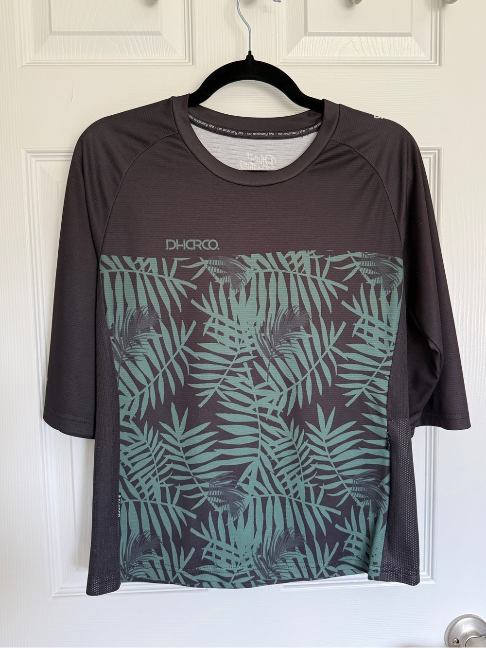 DHaRCO Women’s 3-4-Sleeve MTB Jersey - Charcoal with Teal Palm Print